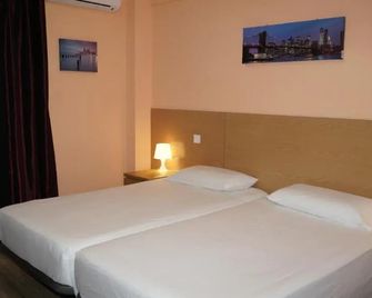 Hostal La Pared - Loeches - Bedroom