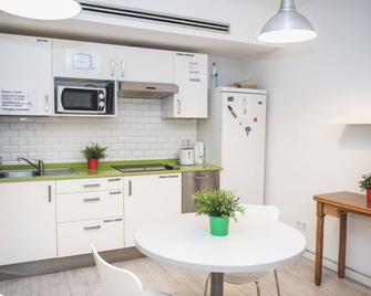 Rocket Hostels Gracia - Barcelona - Kitchen