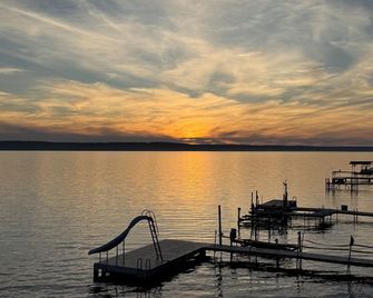 Cayuga Lake Holiday House - Waterfront & Sunset Views - Aurora