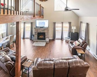 Parkwood Manor At Bear Creek Lakes In Ji - Jim Thorpe - Living room