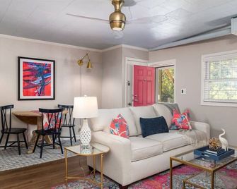 Historic Burlington Gem: Cozy Retreat with Outdoor Oasis - Burlington - Wohnzimmer