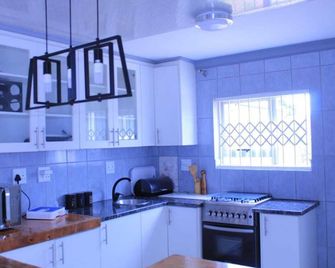 Newcastle Thully Guest House - Newcastle - Cocina