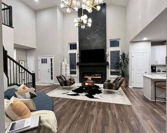 Luxury condo in welcoming safe and warm neighborhood in Woodbury/Cottage Grove. - Cottage Grove - Living room