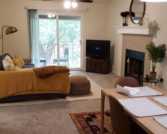 Centrally Located. 2 Queen beds and 2 Full bath with lots of amenities. - Dallas - Sala de estar