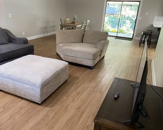 Perfect For Long Stays. Recently Remodeled Townhouse Next To Freeway & C Of I. - Caldwell - Obývací pokoj