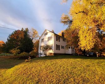 Delightful Family Retreat on large forested property - Chestertown - Будівля