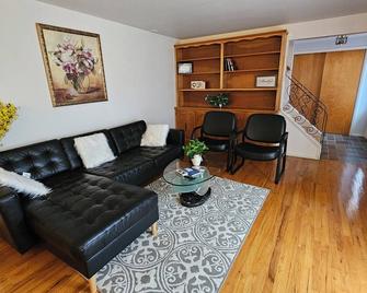 4BR, 2.5 bath, 2 Garage, large deck and office space in Murrysville PA - Murrysville - Sala de estar