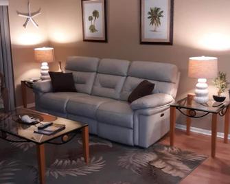 family friendly, gated community, two pools, lake outside back door. - Oldsmar - Living room