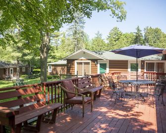 Corner Cabin Pet Friendly Williams Bay on Lake Geneva - Williams Bay - Patio