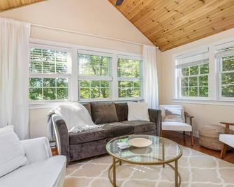 Spacious suite - close to everything + backyard 10 min to Portsmouth +Ogunquit - York - Living room