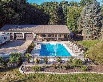 The 'Pool Barn Camper' w/Hot Tub near Indiana Dunes - Porter - Piscina