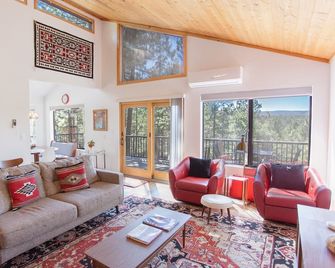 Ponderosa Vista ~ Your Forest View Getaway - Flagstaff - Sala de estar