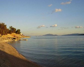 Apartments Dobrila - One Bedroom Apartment with Terrace - A1 - Jelsa - Plaża