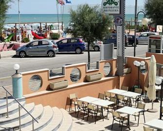 Abbazia Club Hotel Marotta - Marotta - Varanda