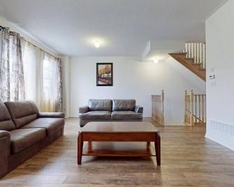 Elegant 3-bedroom house - Bowmanville - Bowmanville - Living room