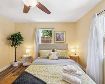 Crawford Poolhouse near many conveniences - Concord - Bedroom