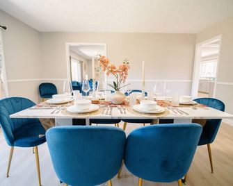 Spacious 10br 5ba Free Parking Minutes To DC With Pool - Great Falls - Dining room