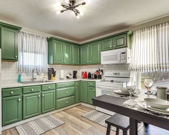Sleek Apt: Large Closet, Full Bed & Walk-In Shower - Parkersburg - Küche