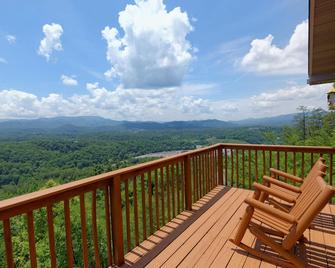 Beautiful 3 bedroom, 1 mile to Dollywood Pigeon Forge TN, Smoky Mountain View - Sevierville - Balcón
