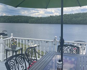 Peaceful Seasonal lake front cottage with view of Burden Lake - Averill Park - Balcón