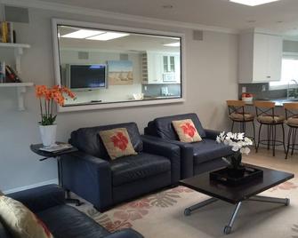 2 Bedroom Seal Beach Getaway 30 Day Min Stay 1 1/2 Blocks To The Beach - Seal Beach - Living room