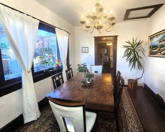 Prime Spot :Entire House, Lrg Yard, By Kits Beach - ונקובר - חדר אוכל