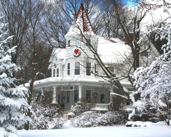 Kingsley House Bed & Breakfast - Full Home - Fennville