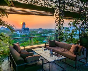 O Hotel Pune - Pune - Balcony