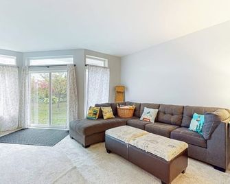 Skiers condo, walk-out to ground level, near the slopes, walk to lifts, wifi, TV - Warren - Huiskamer