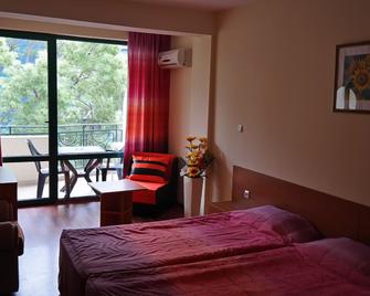 Tanya Hotel - נסבאר - חדר שינה