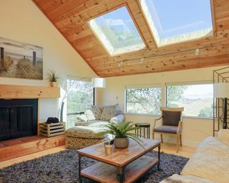 Relax And Rejuvenate- Lafayette Treehous - Lafayette - Living room
