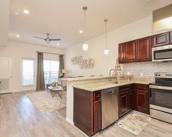 1D | Gated Complex | Daily Needs in Walking Distance - Katy - Kitchen