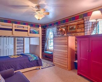 Great house two miles to the ski lift and closer yet to the golf course. - Angel Fire - Bedroom