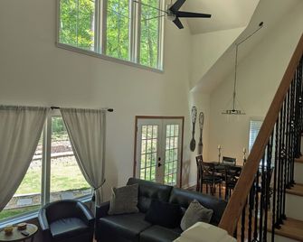 Brand new 3BR home on 10 wooded acres near Lake Lanier - Gainesville - Вітальня