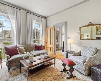 Sarah’s Place - Le Roy - Sala de estar