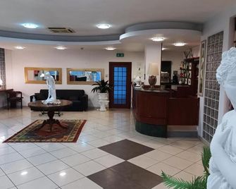 Blue Hotel - צ'זנאטיקו - לובי