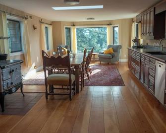 Lakefront Cottage, Salt Spring Island - Île Galiano - Salle à manger