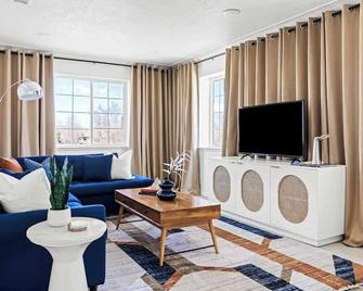 Bright & Modern Retreat - King Beds - Sloans Lake - Denver - Living room