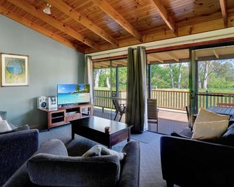 Platypus Cottage Tumut - Tumut - Living room