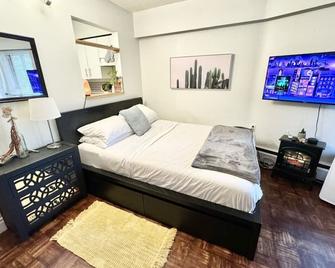 Cute & Cozy Mount Pleasant Gem near Park! - Vancouver - Bedroom