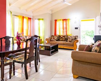 St Mary Mins Away From Ocho Rios 2 bed Ocean View Villa - Ocho Rios - Salon