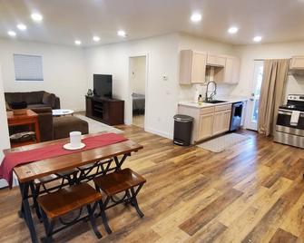 Taku Area duplex with yard and campbell creek trail - Anchorage