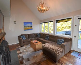 StylesBrook Townhouse - Great Location for Ski Families! Private EV charger! - Stratton - Living room