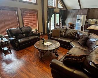 Grizzly Den - Valemount - Sala de estar