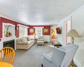 Cozy Frankfort Apartment Near Beaches An - Frankfort - Living room