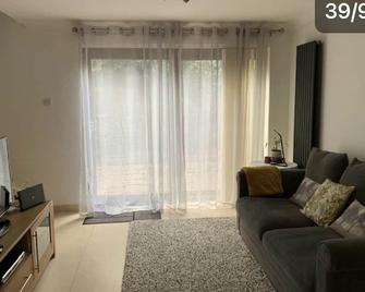 Entire House Jersey Farm St Albans - St. Albans - Living room