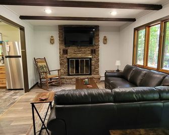Pet Friendly -Located Between Lake Placid And Saranac Lake With Pontoon Rentals - Saranac Lake - Living room