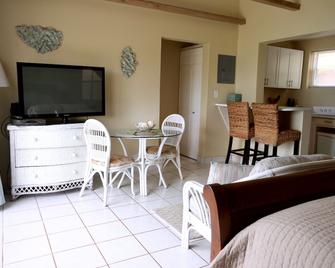 Beachfront Studio On Marley Beach 60 Sec Walk To Beach.Special Offer Feb & Mar - Hamilton - Living room