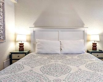 The Fountain Creek Inn | Creekside Queen | #102 - Manitou Springs