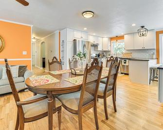Walk to Lake Huron Beaches: Home w/ Fire Pit! - Rogers City - Comedor